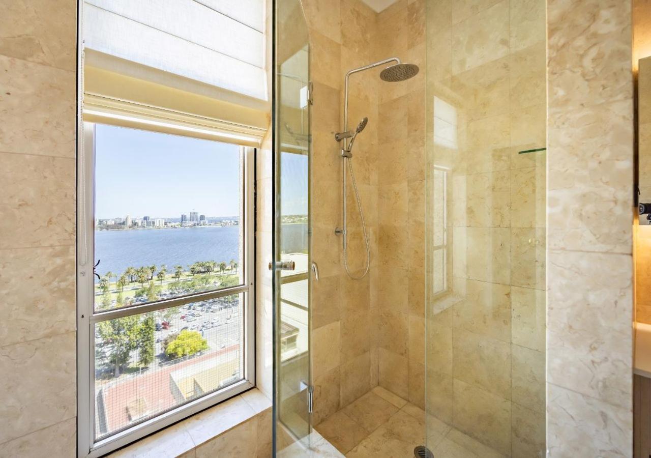 فندق دوكستون بيرث المظهر الخارجي الصورة A shower with a view