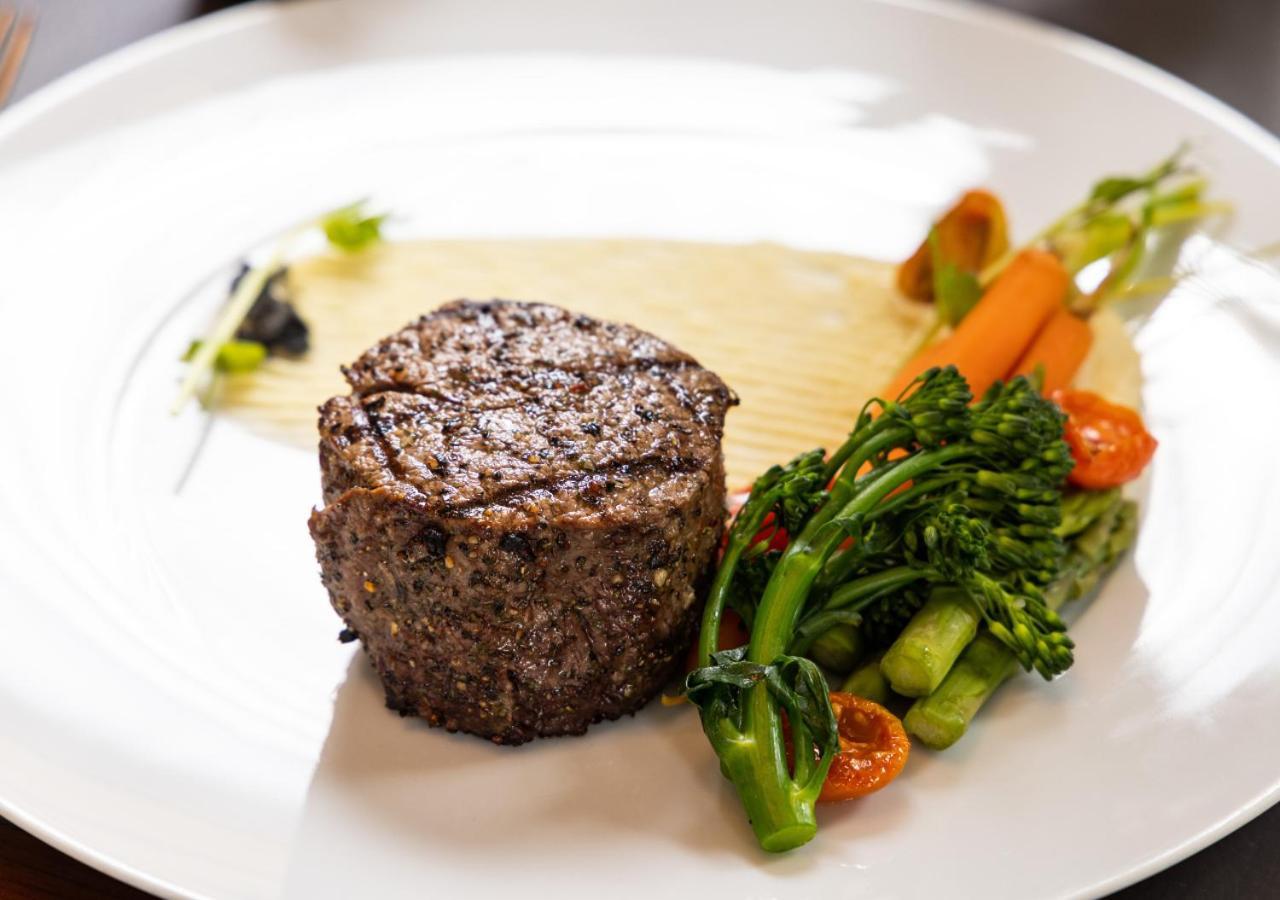 فندق دوكستون بيرث المظهر الخارجي الصورة A steak prepared using the dry-aging technique