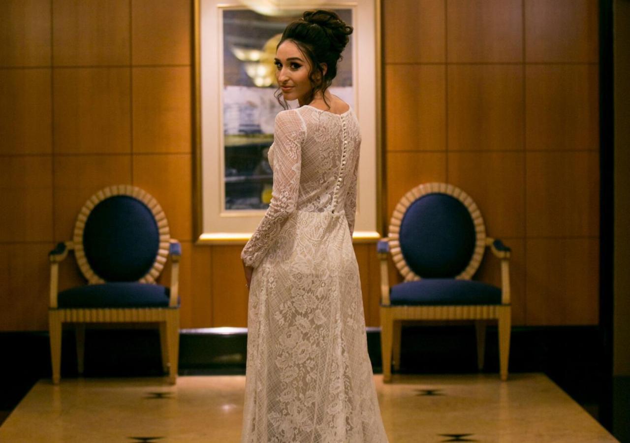 فندق دوكستون بيرث المظهر الخارجي الصورة A woman wearing a white dress