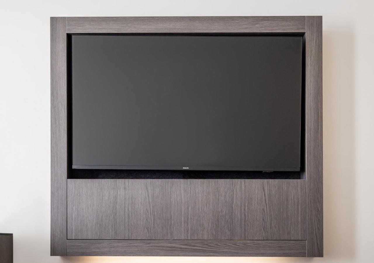 فندق دوكستون بيرث المظهر الخارجي الصورة A wall-mounted television