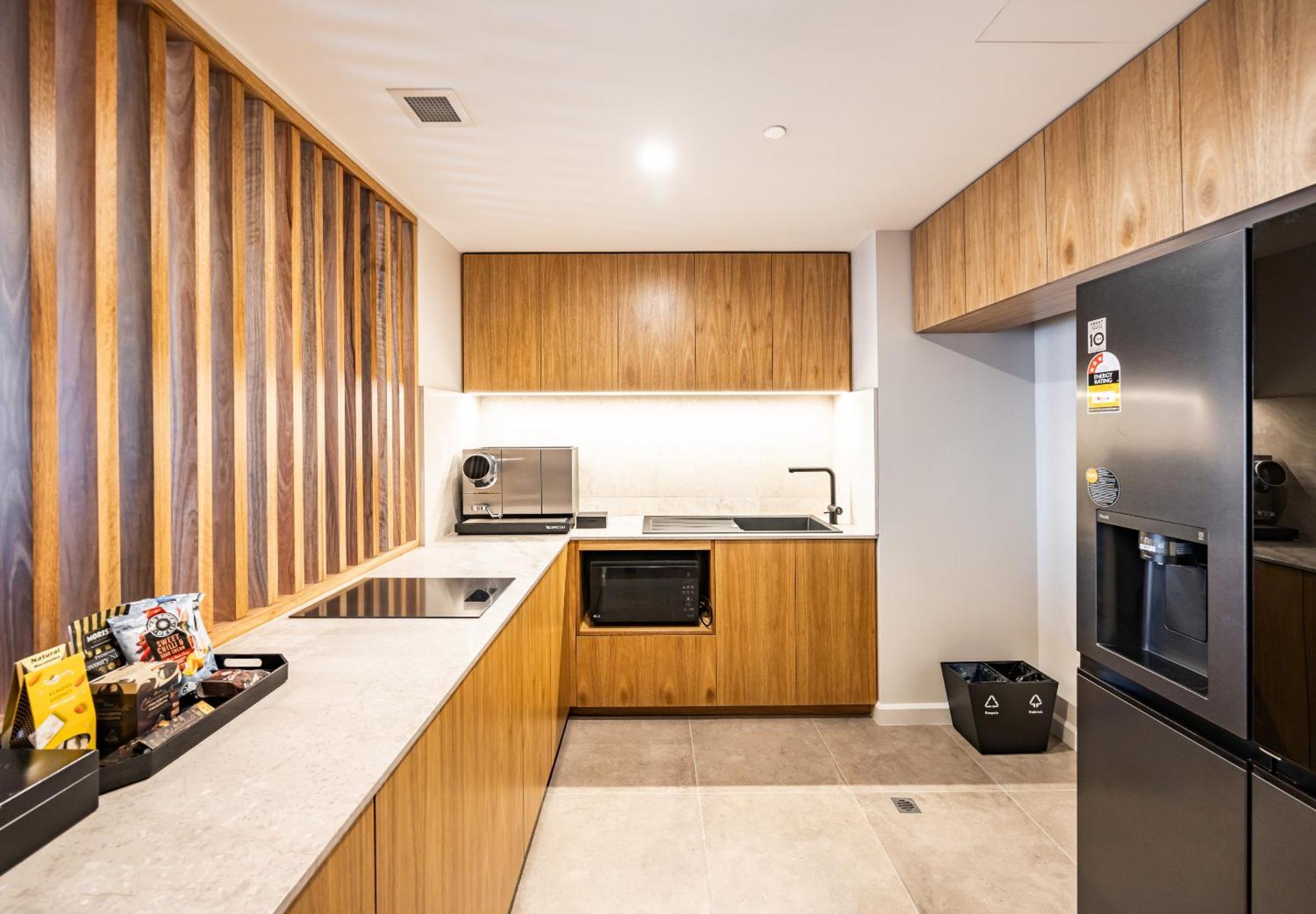 فندق دوكستون بيرث المظهر الخارجي الصورة A kitchen in a student apartment at the University of Melbourne