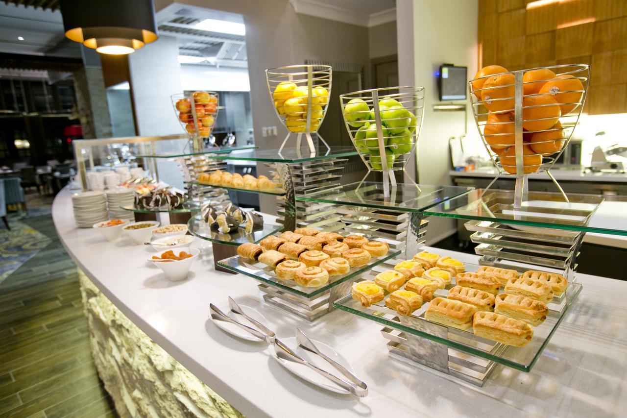 فندق دوكستون بيرث المظهر الخارجي الصورة A buffet at a hotel