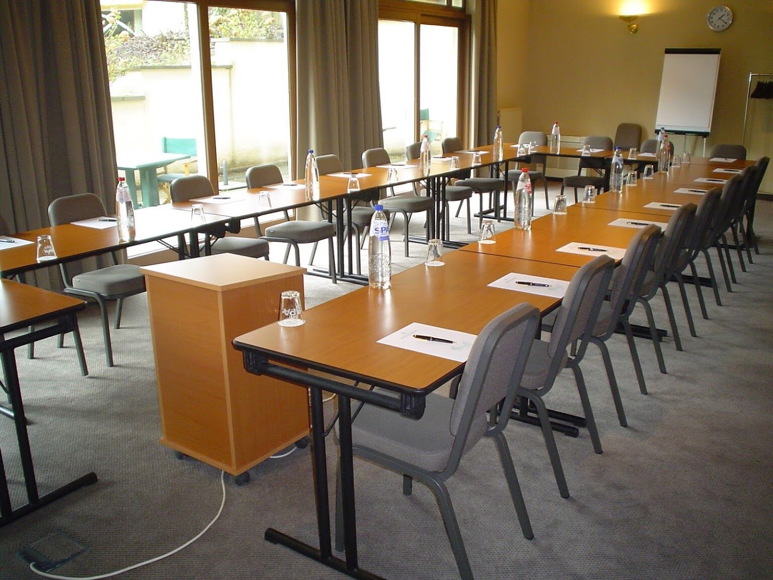 فندق دوكستون بيرث المظهر الخارجي الصورة A typical meeting room
